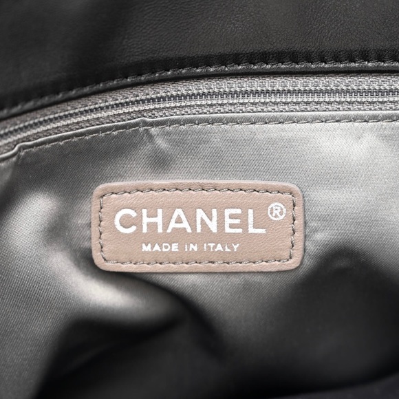 AUTHENTIC LARGE CHANEL WALK OF FAME LAMB SKIN FLAP - Picture 9 of 15